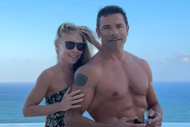 Kelly Ripa and Mark Consuelos Flaunt Their Winter Beach Bods: 'Greetings from Captain Underpants
